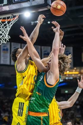 03 10 25, Berlin, Basketball, 1 Bundesliga, easyCredit BBL, Main Round, Matchday 2, Uber Arena ALBA BERLIN VET CONCEPT Gladiators Trier Marco Hollersbacher Gladiators Trier jumps for the ball ALBA BERLIN VET CONCEPT Gladiators Trier