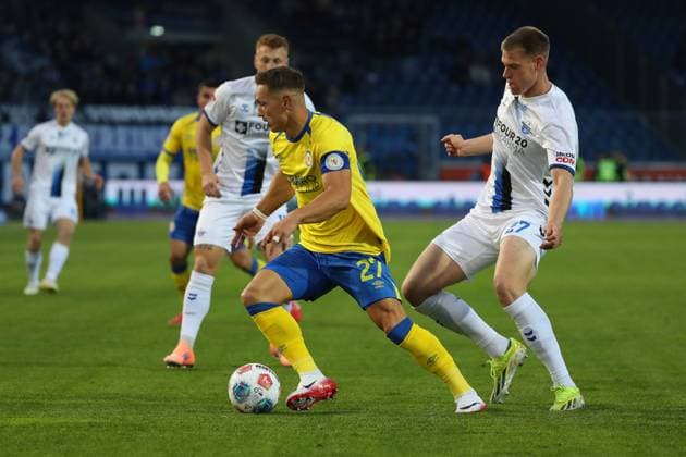 Braunschweig vs Paderborn, 2 BL Braunschweig, 03 10 2025, FUßBALL Eintracht Braunschweig vs SC Paderborn, 2 BL, Season 2025 26 Sven Köhler Eintracht Braunschweig , Filip Bilbija SC Paderborn Braunschweig