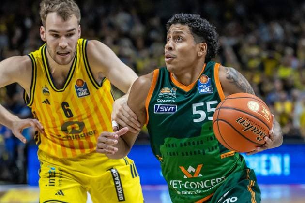03 10 25, Berlin, Basketball, 1 Bundesliga, easyCredit BBL, Main Round, Matchday 2, Uber Arena ALBA BERLIN VET CONCEPT Gladiators Trier Malte Delow ALBA Berlin fights for the ball against Eli Brooks Gladiators Trier ALBA BERLIN VET CONCEPT Gladiators Trier