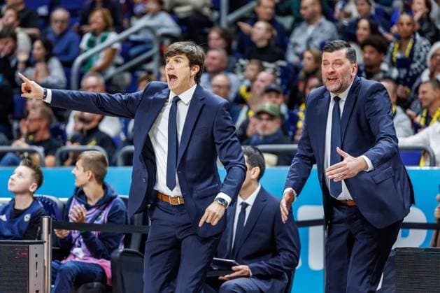 03 10 25, Berlin, Basketball, 1 Bundesliga, easyCredit BBL, Main Round, Matchday 2, Uber Arena ALBA BERLIN VET CONCEPT Gladiators Trier Head Coach Pedro Calles ALBA Berlin gesticulating on the sidelines ALBA BERLIN VET CONCEPT Gladiators Trier