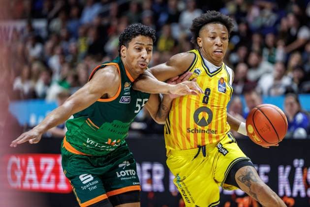 03 10 25, Berlin, Basketball, 1 Bundesliga, easyCredit BBL, Main Round, Matchday 2, Uber Arena ALBA BERLIN VET CONCEPT Gladiators Trier Eli Brooks Gladiators Trier fights for the ball against Rejean Boogie Ellis ALBA Berlin ALBA BERLIN VET CONCEPT Gladiators Trier