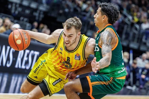 03 10 25, Berlin, Basketball, 1 Bundesliga, easyCredit BBL, Main Round, Matchday 2, Uber Arena ALBA BERLIN VET CONCEPT Gladiators Trier Rejean Boogie Ellis ALBA Berlin fights for the ball against Eli Brooks Gladiators Trier ALBA BERLIN VET CONCEPT Gladiators Trier