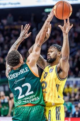 03 10 25, Berlin, Basketball, 1 Bundesliga, easyCredit BBL, Main Round, Matchday 2, Uber Arena ALBA BERLIN VET CONCEPT Gladiators Trier J Wan Roberts ALBA Berlin fights for the ball against Nolan Adekunle Gladiators Trier ALBA BERLIN VET CONCEPT Gladiators Trier