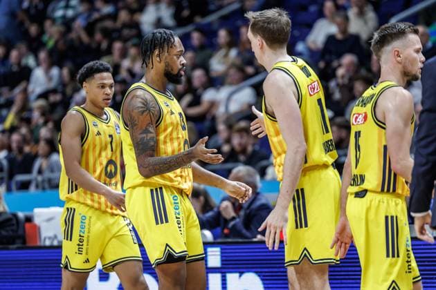 03 10 25, Berlin, Basketball, 1 Bundesliga, easyCredit BBL, Main Round, Matchday 2, Uber Arena ALBA BERLIN VET CONCEPT Gladiators Trier J Wan Roberts ALBA Berlin high-fives Moses Wood ALBA Berlin ALBA BERLIN VET CONCEPT Gladiators Trier