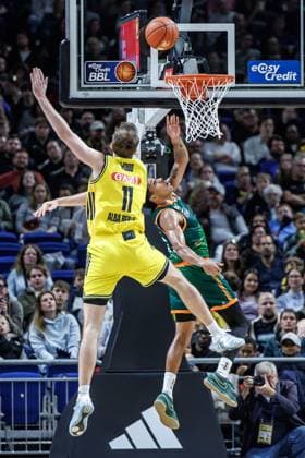 03 10 25, Berlin, Basketball, 1 Bundesliga, easyCredit BBL, Main Round, Matchday 2, Uber Arena ALBA BERLIN VET CONCEPT Gladiators Trier Eli Brooks Gladiators Trier fights for the ball against Moses Wood ALBA Berlin ALBA BERLIN VET CONCEPT Gladiators Trier