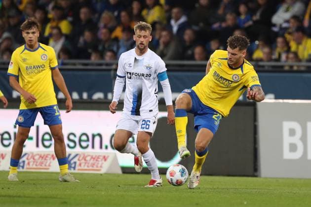 Braunschweig vs Paderborn, 2 BL Braunschweig, 03 10 2025, FUßBALL Eintracht Braunschweig vs SC Paderborn, 2 BL, Season 2025 26 Sebastian Klaas SC Paderborn , Kevin Ehlers Eintracht Braunschweig Braunschweig