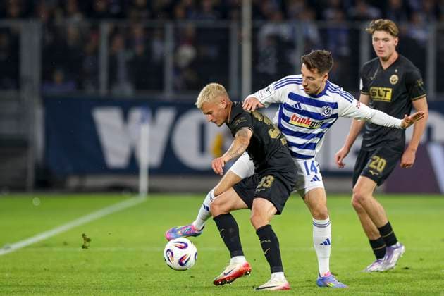 Duisburg, Germany, 03 10 25 Viktor Bergh FC Hansa Rostock and Conor Noß MSV Duisburg fighting for the ball during the match of the 3 Liga MSV Duisburg vs FC Hansa Rostock in the schauinsland reisen arena Duisburg schauinsland reisen arena North Rhine Westphalia Germany Copyright: xBrauer-Fotoagenturx xAdrianxSchlx