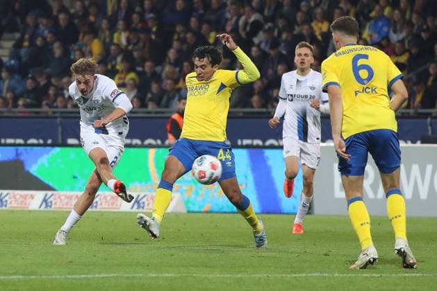 Braunschweig vs Paderborn, 2 BL Braunschweig, 03 10 2025, FOOTBALL Eintracht Braunschweig vs SC Paderborn, 2 BL, Season 2025 26 Ruben Müller SC Paderborn , Johan Gomez Eintracht Braunschweig Braunschweig