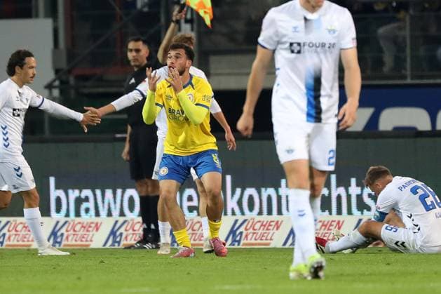 Braunschweig vs Paderborn, 2 BL Braunschweig, 03 10 2025, FOOTBALL Eintracht Braunschweig vs SC Paderborn, 2 BL, Season 2025 26 Mehmet Can Aydin Eintracht Braunschweig , Lucas Copado SC Paderborn Braunschweig