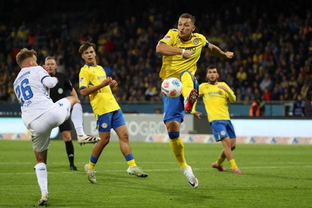 Braunschweig vs Paderborn, 2 BL Braunschweig, 03 10 2025, FUßBALL Eintracht Braunschweig vs SC Paderborn, 2 BL, Season 2025 26 Sebastian Klaas SC Paderborn , Sven Köhler Eintracht Braunschweig Braunschweig