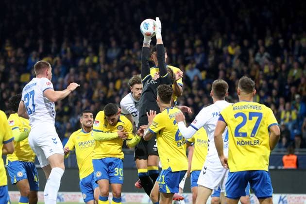 Braunschweig vs Paderborn, 2 BL Braunschweig, 03 10 2025, FOOTBALL Eintracht Braunschweig vs SC Paderborn, 2 BL, Season 2025 26 Goalkeeper Ron Thorben Hoffmann Eintracht Braunschweig Braunschweig