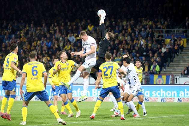 Braunschweig vs Paderborn, 2 BL Braunschweig, 03 10 2025, FUßBALL Eintracht Braunschweig vs SC Paderborn, 2 BL, Season 2025 26 Steffen Tigges SC Paderborn , Goalkeeper Ron Thorben Hoffmann Eintracht Braunschweig Braunschweig