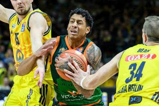 GER, Berlin, Basketball, Alba Berlin vs VET CONCEPT Gladiators Trier , BBL, Basketball, Uber Arena, in the picture from l Martin Hermannsson Alba Berlin , Eli Brooks Trier , Justin Bean Alba Berlin , duel, action, fight, fights for the ball, 03 10 2025 Copyright: HMBxMedia UwexKoch