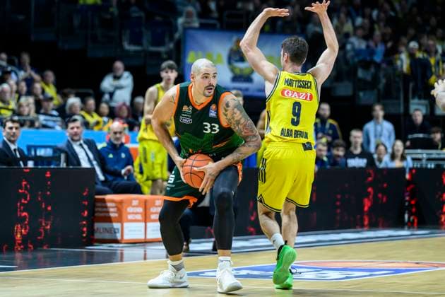 GER, Berlin, Basketball, Alba Berlin vs VET CONCEPT Gladiators Trier , BBL, Basketball, Uber Arena, in the picture from l Maik Zirbes Trier , Jonas Mattisseck Alba Berlin , duel, action, fight, fights for the ball, 03 10 2025 Copyright: HMBxMedia UwexKoch