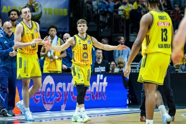 GER, Berlin, Basketball, Alba Berlin vs VET CONCEPT Gladiators Trier , BBL, Basketball, Uber Arena, in the picture from l Moses Wood Alba Berlin , Bennet Hundt Alba Berlin , joy, jubilation, at half-time, 03 10 2025 Copyright: HMBxMedia UwexKoch