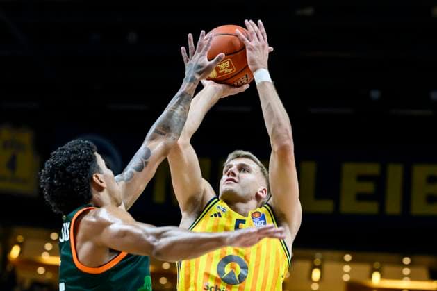 GER, Berlin, Basketball, Alba Berlin vs VET CONCEPT Gladiators Trier , BBL, Basketball, Uber Arena, in the picture from l Samuel Griesel Alba Berlin , duel, action, fight, fights for the ball, 03 10 2025 Copyright: HMBxMedia UwexKoch