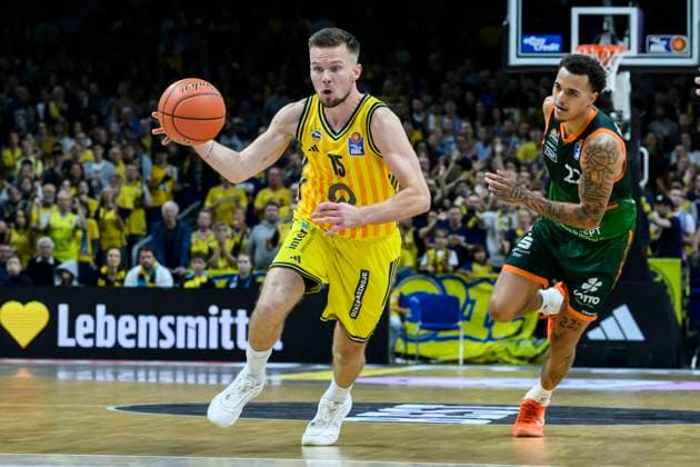 GER, Berlin, Basketball, Alba Berlin vs VET CONCEPT Gladiators Trier , BBL, Basketball, Uber Arena, in the picture from l Martin Hermannsson Alba Berlin , Nolan Adekunle Trier , duel, action, fight, fights for the ball, 03 10 2025 Copyright: HMBxMedia UwexKoch