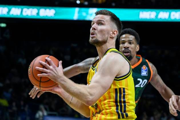 GER, Berlin, Basketball, Alba Berlin vs VET CONCEPT Gladiators Trier , BBL, Basketball, Uber Arena, in the picture from l Martin Hermannsson Alba Berlin , duel, action, fight, fights for the ball, 03 10 2025 Copyright: HMBxMedia UwexKoch