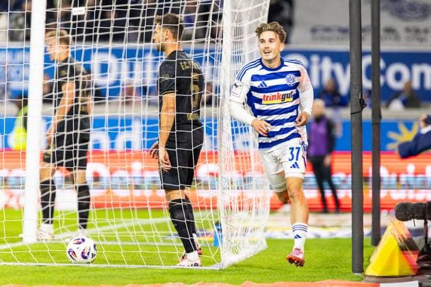 3 Liga 10 Matchday MSV Duisburg FC Hansa Rostock 03 10 2025 MSV Duisburg celebrates the goal, 1 0 by Patrick Sussek MSV Duisburg, 37 3 Liga 10 Matchday MSV Duisburg FC Hansa Rostock Schauinsland Reisen Arena, Duisburg 03 10 2025 DFB regulations prohibit any use of photographs as image sequences and or quasi video Copyright: xBEAUTIFULxSPORTS Buriakovx