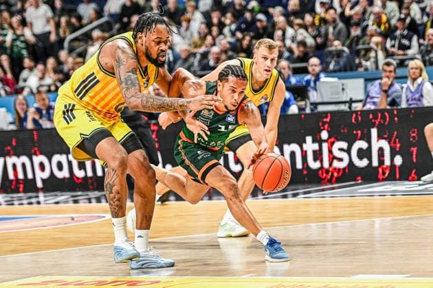 03 10 2025, xlakx, Basketball easyCredit BBL Basketball Alba Berlin Gladiators Trier emspor, v l J Wan Roberts Alba Berlin , Jordan Roland Gladiators Trier , Sam Griesel Alba Berlin duel, duel, fight, tackle Berlin Daniel Lakomski