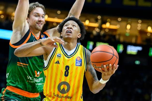 GER, Berlin, Basketball, Alba Berlin vs VET CONCEPT Gladiators Trier , BBL, Basketball, Uber Arena, in the picture from l Marco Hollersbacher Trier , Boogie Ellis Alba Berlin , duel, action, fight, fights for the ball, 03 10 2025 Copyright: HMBxMedia UwexKoch