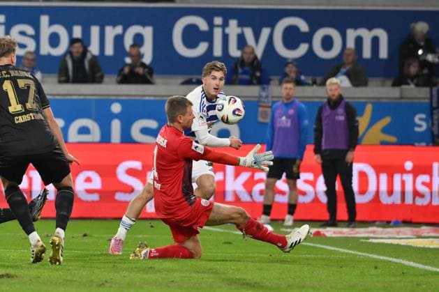 Patrick Sussek MSV Duisburg , re , scores the goal to 1 0, left goalkeeper Benjamin Uphoff Hansa Rostock 03 10 2025, Soccer, 3 Liga, Saison 2025 26, 10 Spieltag, MSV Duisburg Hansa Rostock DFB regulations prohibit any use of photographs as image sequences and or quasi video Duisburg Schauinsland Reisen Arena Nordrhein Westfalen Germany Team2