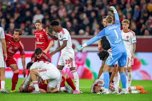 Sport Bilder des Tages 03.10.2025, Fußball, Fortuna Düsseldorf - 1.FC Nürnberg, 2. Fußball Bundesliga, Merkur Spiel-Arena, Saison 2025 2026: Rafael Lubach (1FC Nuernberg 18) und Moritz Heyer (Fortuna Düsseldorf 05) stoßen im Strafraum beim Kopfball zusammen und müssen medizinisch behandelt werden DFB regulations prohibit any use of photographs as image sequences and or quasi-video. Nordrhein-Westfalen Deutschland *** 03 10 2025, Football, Fortuna Düsseldorf 1 FC Nürnberg, 2 Fußball Bundesliga, Merkur Spiel Arena, Saison 2025 2026 Rafael Lubach 1FC Nuernberg 18 and Moritz Heyer Fortuna Düsseldorf 05 collide in the penalty area during a header and require medical treatment DFB regulations prohibit any use of photographs as image sequences and or quasi video Nordrhein Westfalen Germany