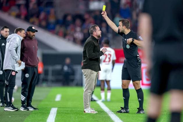 03 10 2025, Football, Fortuna Düsseldorf 1 FC Nürnberg, 2 Fußball Bundesliga, Merkur Spiel Arena, Saison 2025 2026 Referee Wolfgang Haslberger shows sports director Christian Weber Fortuna Düsseldorf cw the yellow card DFB regulations prohibit any use of photographs as image sequences and or quasi video Nordrhein Westfalen Germany