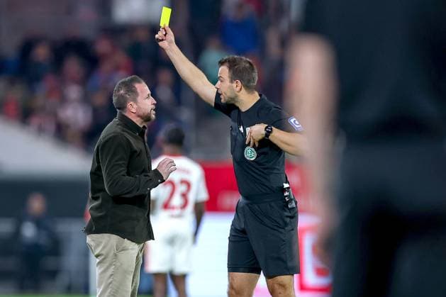 03 10 2025, Football, Fortuna Düsseldorf 1 FC Nürnberg, 2 Fußball Bundesliga, Merkur Spiel Arena, Saison 2025 2026 Referee Wolfgang Haslberger shows sports director Christian Weber Fortuna Düsseldorf cw the yellow card DFB regulations prohibit any use of photographs as image sequences and or quasi video Nordrhein Westfalen Germany