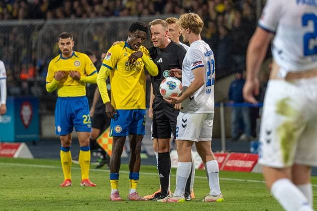 Germany Soccer 2 Liga, Matchday 8 2025 2026, Eintracht Braunschweig SC Paderborn 07 on 03 10 in Braunschweig Eintracht Stadion Referee Lars Erbst in conversation with Christian Joe Conteh Eintracht Braunschweig 32 Copyright: xSvenxHeidmannx