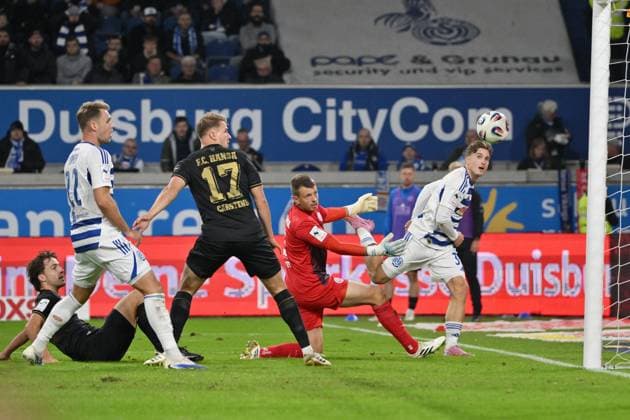 Patrick Sussek MSV Duisburg , re , scores the goal to 1 0, left goalkeeper Benjamin Uphoff Hansa Rostock 03 10 2025, Soccer, 3 Liga, Saison 2025 26, 10 Spieltag, MSV Duisburg Hansa Rostock DFB regulations prohibit any use of photographs as image sequences and or quasi video Duisburg Schauinsland Reisen Arena Nordrhein Westfalen Germany Team2