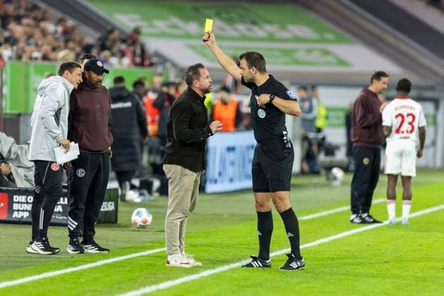 2 Fußball Bundesliga, Fortuna Düsseldorf 1 FC Nürnberg 03 10 2025 Referee Wolfgang Haslberger shows Christian Weber Sportdirektor Fortuna Düsseldorf the yellow card 2 Fußball Bundesliga, Fortuna Düsseldorf 1 FC Nürnberg, 8 Spieltag, am 03 10 2025, Merkur Spiel Arena, Düsseldorf DFL regulations prohibit any use of photographs as image sequences and or quasi video Copyright: xBEAUTIFULxSPORTS Meuselx
