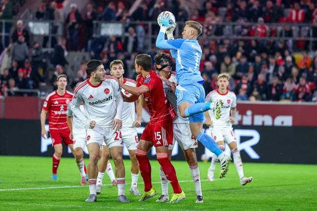 03 10 2025, Football, Fortuna Düsseldorf 1 FC Nürnberg, 2 Fußball Bundesliga, Merkur Spiel Arena, Saison 2025 2026 Goalkeeper Jan Reichert 1FC Nuernberg 01 defends in the penalty area against Tim Oberdorf Fortuna Düsseldorf 15 DFB regulations prohibit any use of photographs as image sequences and or quasi video Nordrhein Westfalen Germany