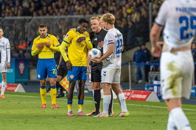 Germany Soccer 2 Liga, Matchday 8 2025 2026, Eintracht Braunschweig SC Paderborn 07 on 03 10 in Braunschweig Eintracht Stadion Referee Lars Erbst in conversation with Christian Joe Conteh Eintracht Braunschweig 32 Copyright: xSvenxHeidmannx