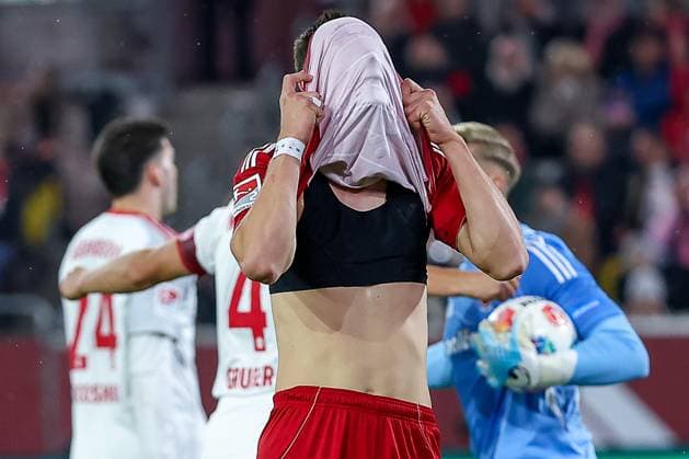 03 10 2025, Fußball, Fortuna Düsseldorf 1 FC Nürnberg, 2 Fußball Bundesliga, Merkur Spiel Arena, Saison 2025 2026 Danny Schmidt Fortuna Düsseldorf 22 hides his face disappointed behind his jersey after the missed goal chance Enttäuschung Enttäuscht DFB regulations prohibit any use of photographs as image sequences and or quasi video Nordrhein Westfalen Germany