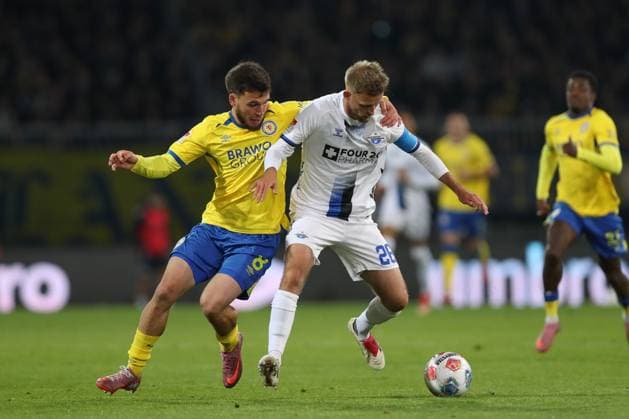 03 10 2025, xtgx, Soccer 2 Bundesliga, Eintracht Braunschweig SC Paderborn 07 v l Mehmet Aydin Braunschweig, 8 , Sebastian Klaas Paderborn, 26 duel, duel, fight, tackle DFL DFB REGULATIONS PROHIBIT ANY USE OF PHOTOGRAPHS as IMAGE SEQUENCES and or QUASI VIDEO Braunschweig