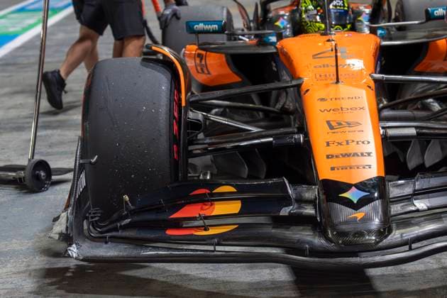 Formula 1 Singapore Airlines Singapore Grand Prix 2025 Remy Midez OVERTAKE MAXPPP - Singapore 03 10 2025 04 NORRIS Lando (gbr), McLaren F1 Team, action, pitlane, crash at the Formula 1 Singapore Airlines Singapore Grand Prix 2025, the 18th round of the 2025 FIA Formula 1 World Championship, WM, Weltmeisterschaft at the Marina Bay Street Circuit in Singapore, Singapore, from 2 to 5 October 2025 Singapore Marina Bay Street Circuit Singapore  Copyright: xOVERTAKE MAXPPPxRemyxMidezx OVT202510039978 OVT202510039978