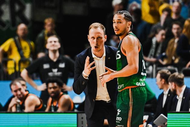03 10 2025, xlakx, Basketball easyCredit BBL Basketball Alba Berlin Gladiators Trier emspor, v l Jacques Schneider coach Gladiators Trier , Jordan Roland Gladiators Trier gives instructions, gesticulates with arms, gesticulate, gives instructions Berlin Daniel Lakomski