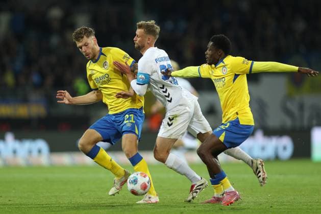 03 10 2025, xtgx, Soccer 2 Bundesliga, Eintracht Braunschweig SC Paderborn 07 v l Kevin Ehlers Braunschweig, 21 , Sebastian Klaas Paderborn, 26 , Christian Conteh Braunschweig, 32 duel, fight, tackle DFL DFB REGULATIONS PROHIBIT ANY USE OF PHOTOGRAPHS as IMAGE SEQUENCES and or QUASI VIDEO Braunschweig