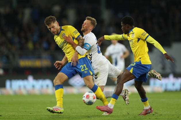 03 10 2025, xtgx, Soccer 2 Bundesliga, Eintracht Braunschweig SC Paderborn 07 v l Kevin Ehlers Braunschweig, 21 , Sebastian Klaas Paderborn, 26 , Christian Conteh Braunschweig, 32 duel, fight, tackle DFL DFB REGULATIONS PROHIBIT ANY USE OF PHOTOGRAPHS as IMAGE SEQUENCES and or QUASI VIDEO Braunschweig