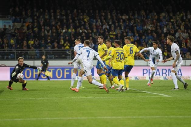 03 10 2025, xtgx, Fußball 2 Bundesliga, Eintracht Braunschweig SC Paderborn 07 v l Santiago Castaneda Paderborn, 5 schiesst Tor, schießt, Torschuetze, erzielt Tor, Treffer, scores the goal 0 2, Tor wird aberkannt DFL DFB REGULATIONS PROHIBIT ANY USE OF PHOTOGRAPHS as IMAGE SEQUENCES and or QUASI VIDEO Braunschweig