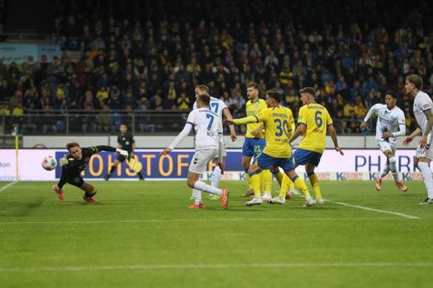03 10 2025, xtgx, Fußball 2 Bundesliga, Eintracht Braunschweig SC Paderborn 07 v l Santiago Castaneda Paderborn, 5 schiesst Tor, schießt, Torschuetze, erzielt Tor, Treffer, scores the goal 0 2, Tor wird aberkannt DFL DFB REGULATIONS PROHIBIT ANY USE OF PHOTOGRAPHS as IMAGE SEQUENCES and or QUASI VIDEO Braunschweig