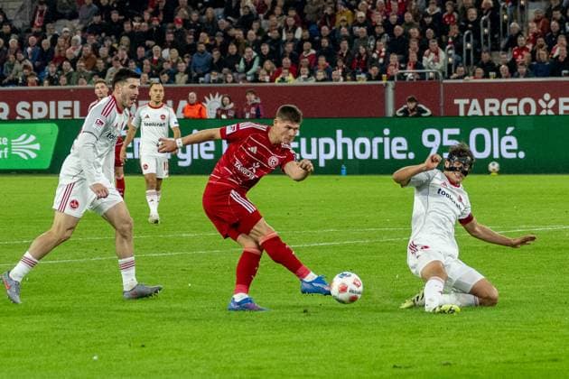 03 10 2025, Soccer 2 Bundesliga, Season 2025 2026, Matchday 08, Fortuna Duesseldorf 1 FC Nuernberg at Merkur Spiel Arena in Duesseldorf Fabio Gruber 1 FC Nuernberg, 04 blocks the shot of Danny Schmidt Fortuna Duesseldorf, 22 Important note In accordance with the regulations of the DFL German Football League and the DFB German Football Association, it is prohibited to use or have used photographs taken in the stadium or of the match in the form of sequential images or video-like photo series Foto Kirchner Media Thomas Haesler Copyright: xKirchner-Media ThomasxHaeslerx