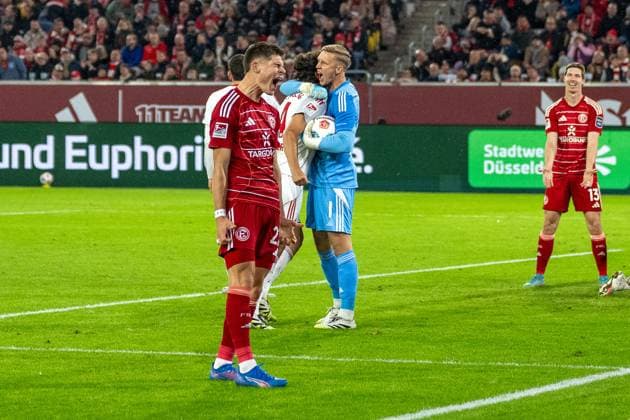 03 10 2025, Soccer 2 Bundesliga, Season 2025 2026, 08 Matchday, Fortuna Duesseldorf 1 FC Nuernberg in the Merkur Spiel Arena in Duesseldorf While Jan Reichert 1 FC Nuernberg, 01 celebrates Danny Schmidt Fortuna Duesseldorf, 22 is disappointed and screams out his frustration Behind him Cedric Itten Fortuna Duesseldorf, 13 would have liked to get the ball Important note According to the regulations of the DFL German Football League and the DFB German Football Association, it is prohibited to use or have used photographs taken in the stadium or of the match in the form of sequential images and or video-like photo series Foto Kirchner Media Thomas Haesler Copyright: xKirchner-Media ThomasxHaeslerx