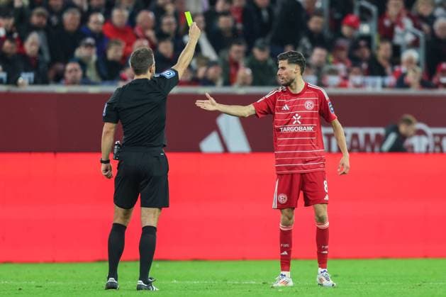 Soccer 2 Bundesliga 8 Matchday Fortuna Düsseldorf 1 FC Nürnberg on 03 10 2025 at Merkur Spiel Arena in Düsseldorf Referee Wolfgang Haslberger St Wolfgang , left shows Anouar El Azzouzi Düsseldorf , right the yellow card DFL regulations prohibit any use of photographs as image sequences and or quasi video xJRx