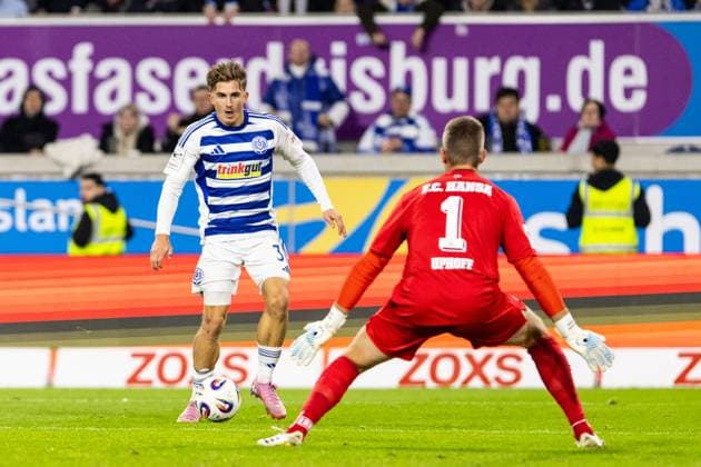 3 Liga 10 Matchday MSV Duisburg FC Hansa Rostock 03 10 2025 Patrick Sussek MSV Duisburg, 37 scores against FC Hansa Rostock, 1 0 Benjamin Uphoff FC hansa Rostock, 1 3 Liga 10 Matchday MSV Duisburg FC Hansa Rostock Schauinsland Reisen Arena, Duisburg 03 10 2025 DFB regulations prohibit any use of photographs as image sequences and or quasi video Copyright: xBEAUTIFULxSPORTS Buriakovx