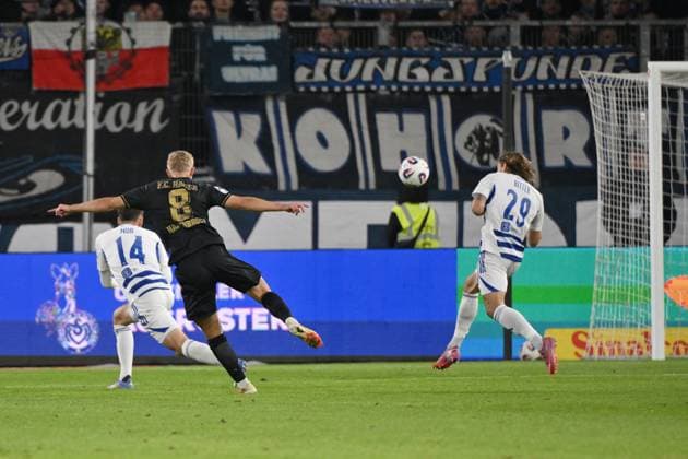 Cedric Harenbrock Hansa Rostock , li , scores the goal with this shot to 1 1 03 10 2025, Soccer, 3 Liga, Saison 2025 26, 10 Spieltag, MSV Duisburg Hansa Rostock DFB regulations prohibit any use of photographs as image sequences and or quasi video Duisburg Schauinsland Reisen Arena Nordrhein Westfalen Germany Team2