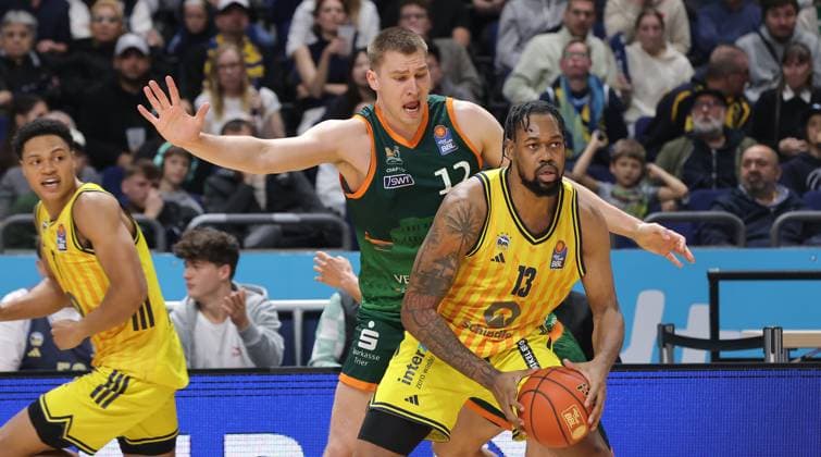 Marten Linßen, J Wan Roberts duel Match scene Action Sport Basketball BBL Bundesliga Men Season 2025 2026 03 10 2025 ALBA Berlin vs Gladiators Trier