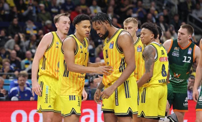 Jack Kayil talks to J Wan Roberts Action Upper Body Sports Basketball BBL Bundesliga Men Season 2025 2026 03 10 2025 ALBA Berlin vs Gladiators Trier
