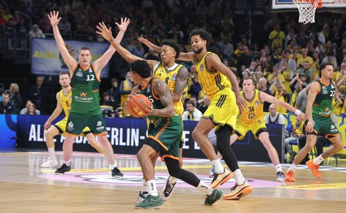 Marten Linßen, Eli Brooks on the ball, Rejean Boogie Ellis, Norris Agbakoko duel Game scene Action Sport Basketball BBL Bundesliga Men Season 2025 2026 03 10 2025 ALBA Berlin vs Gladiators Trier